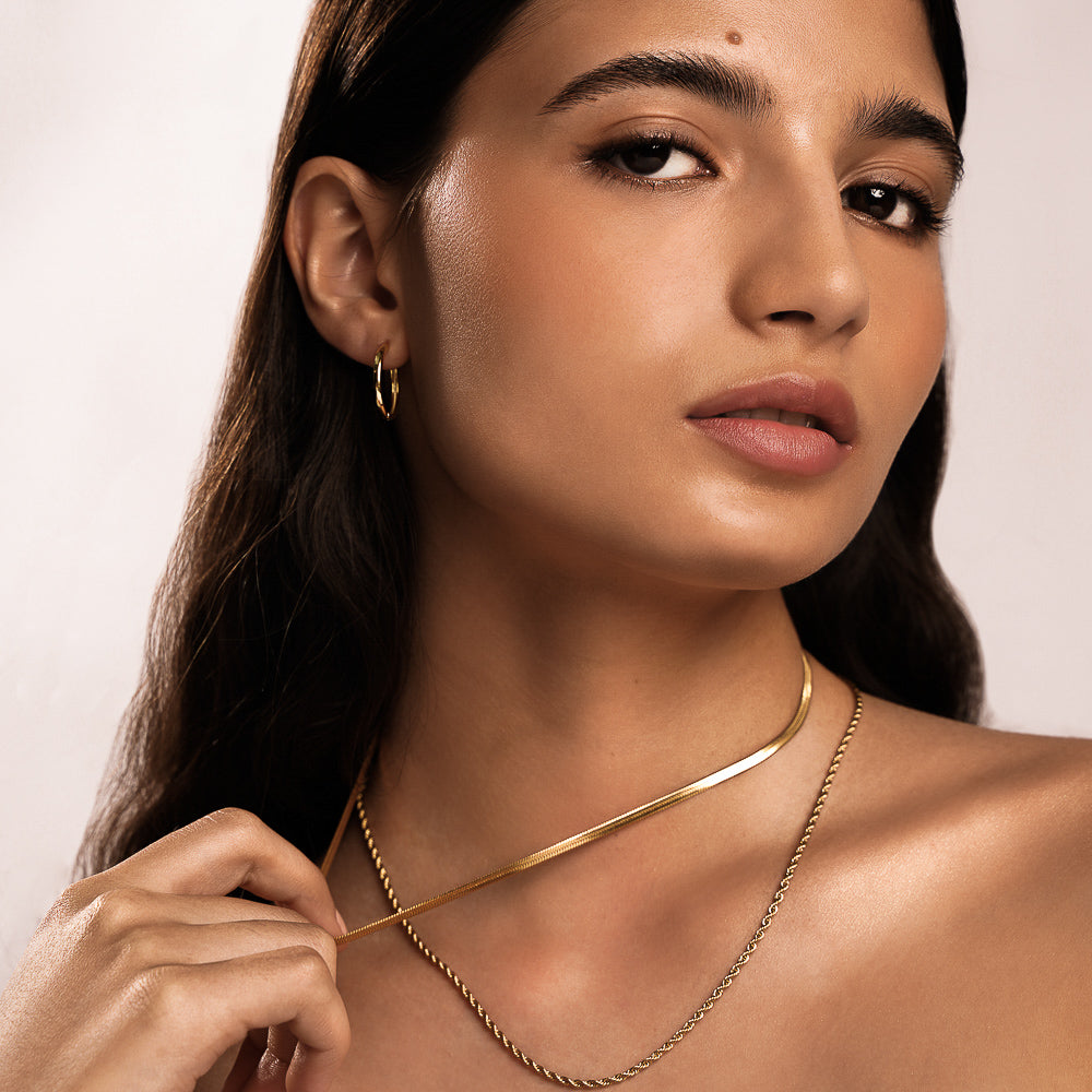 Fine Herringbone Necklace In Gold – Dylan Oaks1